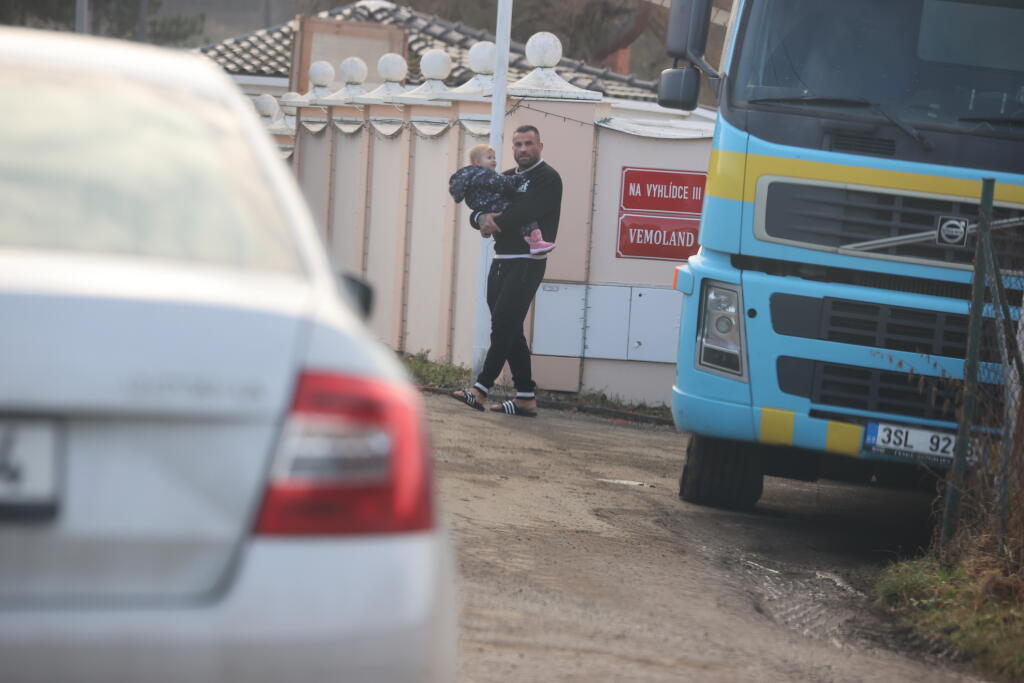 Vémola odnieslo z auta dcérku Lili.