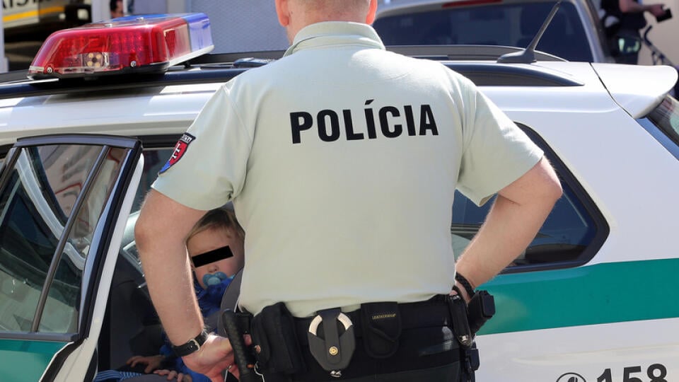 Malé chlapča, ktoré tam otec nechal, odťahovka odviezla spolu s autom.