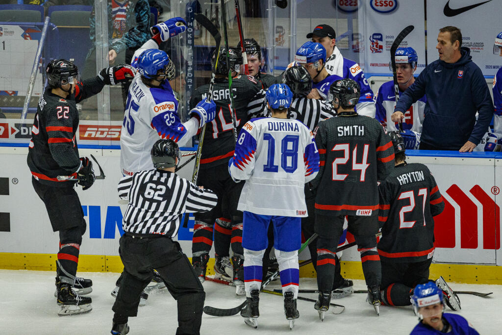 Na snímke šarvátka počas zápasu štvrťfinále IIHF Majstrovstiev sveta v ľadovom hokeji hráčov do 20 rokov medzi Kanadou a Slovenskom.