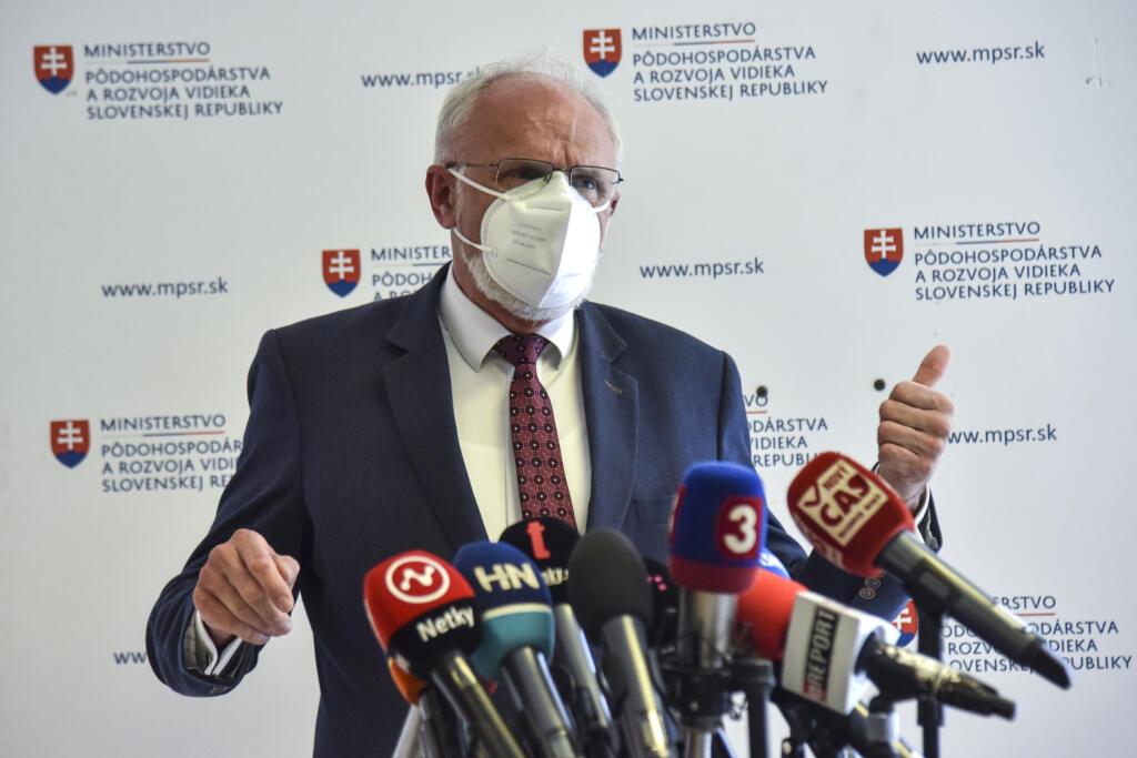 Na snímke minister pôdohospodárstva a rozvoja vidieka SR Ján Mičovský (OĽANO) počas mimoriadneho vyhlásenia 7. júna 2021 v Bratislave. Minister pôdohospodárstva a rozvoja vidieka Ján Mičovský sa rozhodol stiahnuť svoju demisiu. Odôvodnil to množstvom podporných vyhlásení na jeho adresu, ktoré ho presvedčili, aby