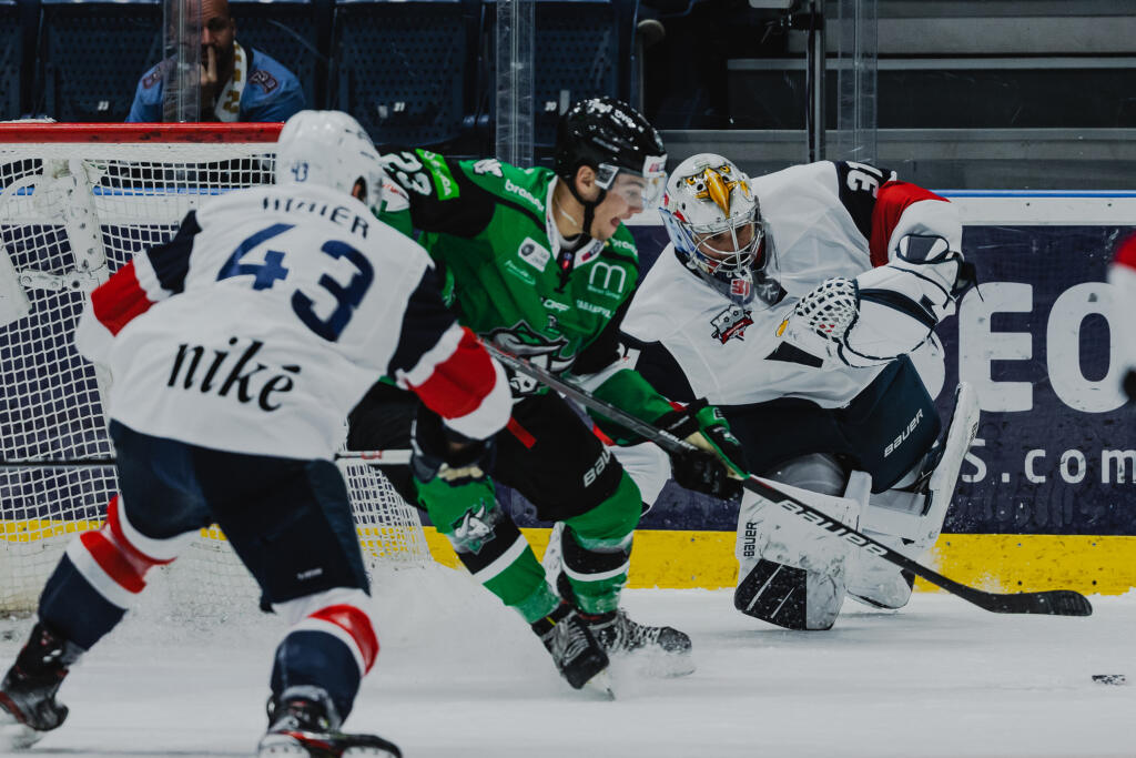 Na snímke Samuel Hlavaj (Slovan) počas zápasu 11.kola základnej časti hokejovej Tipos Extraligy medzi HC Slovan Bratislava a HC Nové Zámky.