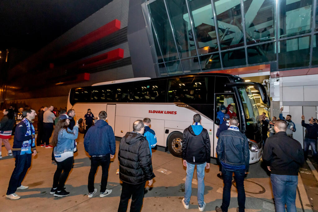Hokejisti HC Slovan Bratislava zvíťazili v šiestom zápase finále Kaufland play off Tipos extraligy 2021/2022 a získali titul majstra SR. Šiesty zápas vyhrali s HK Nitra 5:2 a celú sériu 4:2 na zápasy. Na snímke oslavujú hráči s fanúšikmi pri štadióne Ondreja Nepelu v Bratislave.