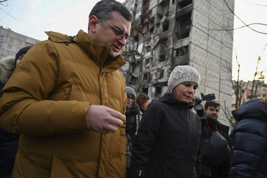 KK27 Charkov - Nemecká ministerka zahraničných vecí Annalena Baerbocková (vpravo) a ukrajinský minister zahraničných vecí Dmytro Kuleba počas návštevy v ukrajinskom Charkove 10. januára 2023. Stala sa tak prvou členkou nemeckej vlády, ktorá prišla do oblasti blízko frontovej línie, a tiež najvyššie postavenou západnou političkou na návšteve Charkova od začiatku ruskej vojenskej invázie na Ukrajinu vlani vo februári.