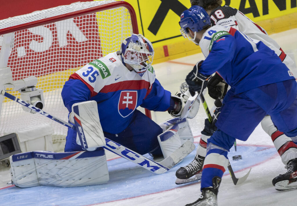Na snímke vľavo brankár Adam Húska, vpravo Peter Čerešňák (obaja Slovensko) a uprostred Dawson Mercer (Kanada) v zápase základnej A - skupiny Slovensko - Kanada na 85. majstrovstvách sveta v ľadovom hokeji v Helsinkách v pondelok 16. mája 2022.