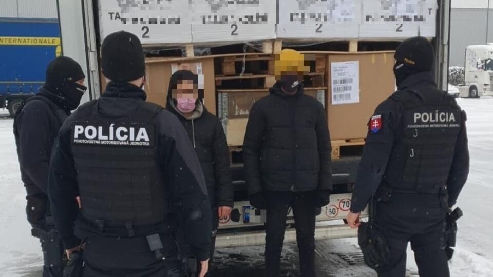 Policajti cudzincov odovzdali kolegom, vecne a miestne príslušným z Oddelenia cudzineckej polície v Žiline.