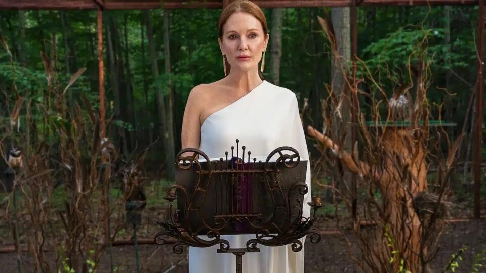 Temný komediálny seriál Sirens s Julianne Moore je jednou z najočakávanejších májových premiér na Netflixe.