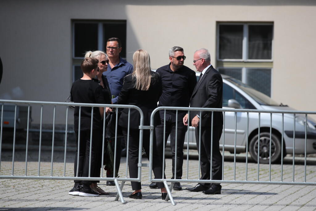 Za zábranami na obrad čakal aj kapitán zéryČišovského v Plzni Pavel Horváth (druhý sprava).