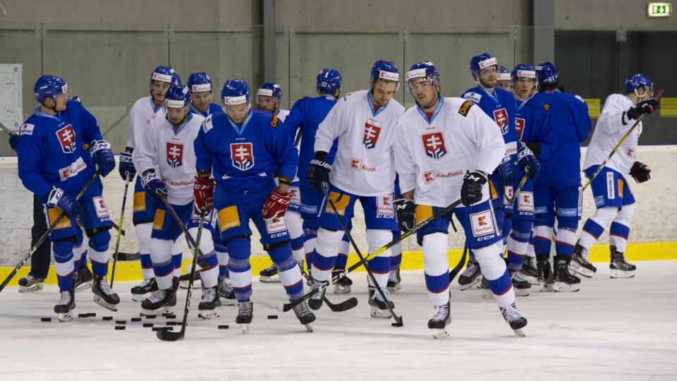 Slovenskí hokejoví reprezentanti počas zrazu na ľade pred Nemeckým pohárom.