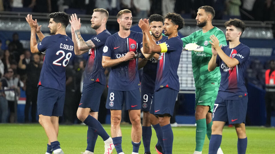 JB 6 Paríž - Hráči PSG tlieskajú fanúšikom na konci zápasu francúzskej futbalovej ligy Ligue 1 Paríž Saint-Germain - FC Lorient v Paríži 12. augusta 2023. Slovák Milan Škriniar druhý zľava. FOTO TASR/AP
PSG players applaud the fans at the end of the French League One soccer match between Paris Saint-Germain and Lorient at the Parc des Princes stadium in Paris, Saturday, Aug. 12, 2023. (AP Photo/Michel Euler)