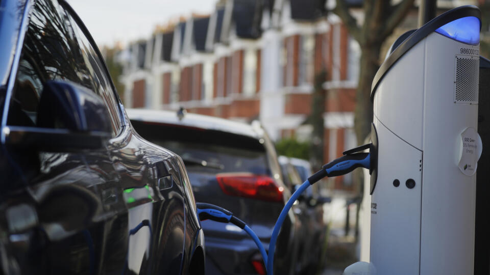 KK13 Londýn - Na snímke nabíjanie elektromobilu na ulici v Londýne 18. novembra 2020. Britská vláda chce podľa medializovaných správ urýchliť prechod k elektromobilite. Premiér Boris Johnson uvažuje o zákaze predaja nových dieselových a benzínových áut vo Veľkej Británii už od roku 2030. FOTO TASR/AP
An electric car charges on a street charging port in London, Wednesday, Nov. 18, 2020. Britain says it will ban the sale of new gasoline and diesel cars by 2030, a decade earlier than its previous