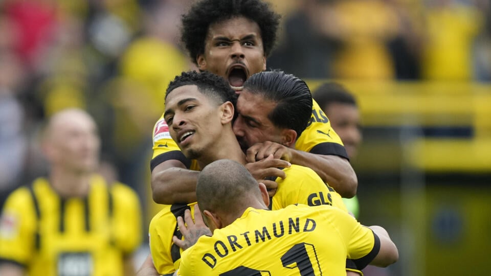 Futbalista Dortmundu Jude Bellingham (uprostred vľavo) sa teší so spoluhráčmi po strelení gólu v zápase 31. kola nemeckej Bundesligy Borussia Dortmund - VfL Wolfsburg v Dortmunde v nedeľu 7. mája 2023.