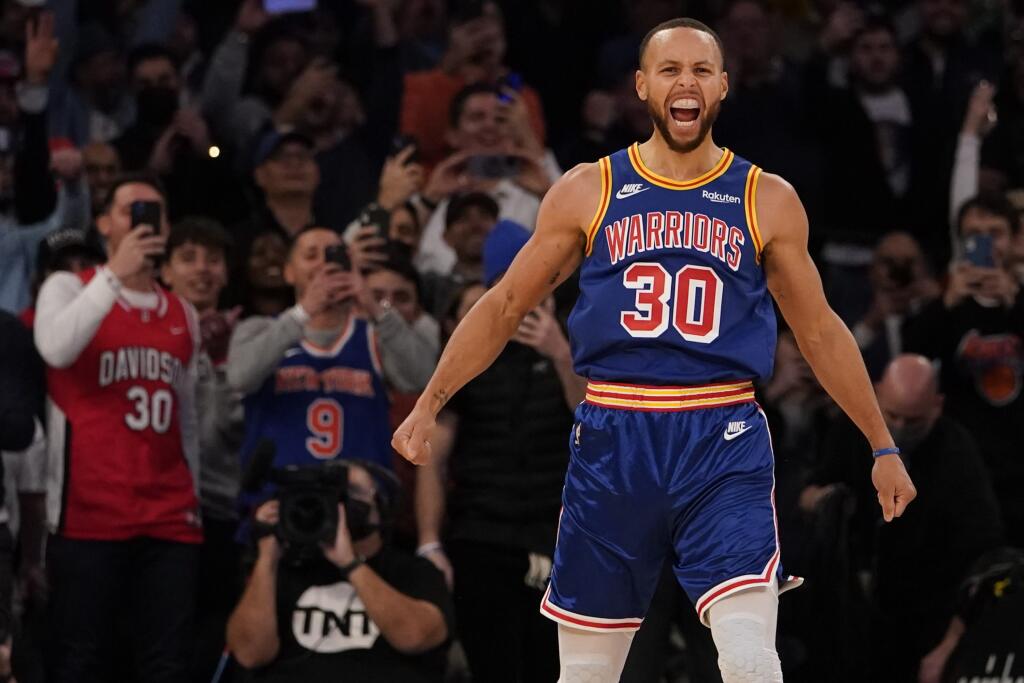 JB 9 New York - Hráč Goldenu State Warriors Stephen Curry reaguje po tom, ako strelil trojbodový kôš proti New Yorku Knicks v basketbalovom zápase zámorskej NBA v New Yorku 14. decembra 2021. FOTO TASR/AP
Golden State Warriors guard Stephen Curry reacts after scoring a 3-point basket during the first half of an NBA basketball game against the New York Knicks, Tuesday, Dec. 14, 2021, at Madison Square Garden in New York. Curry hit his 2,974th 3-pointer Tuesday night in the first quarter of the G