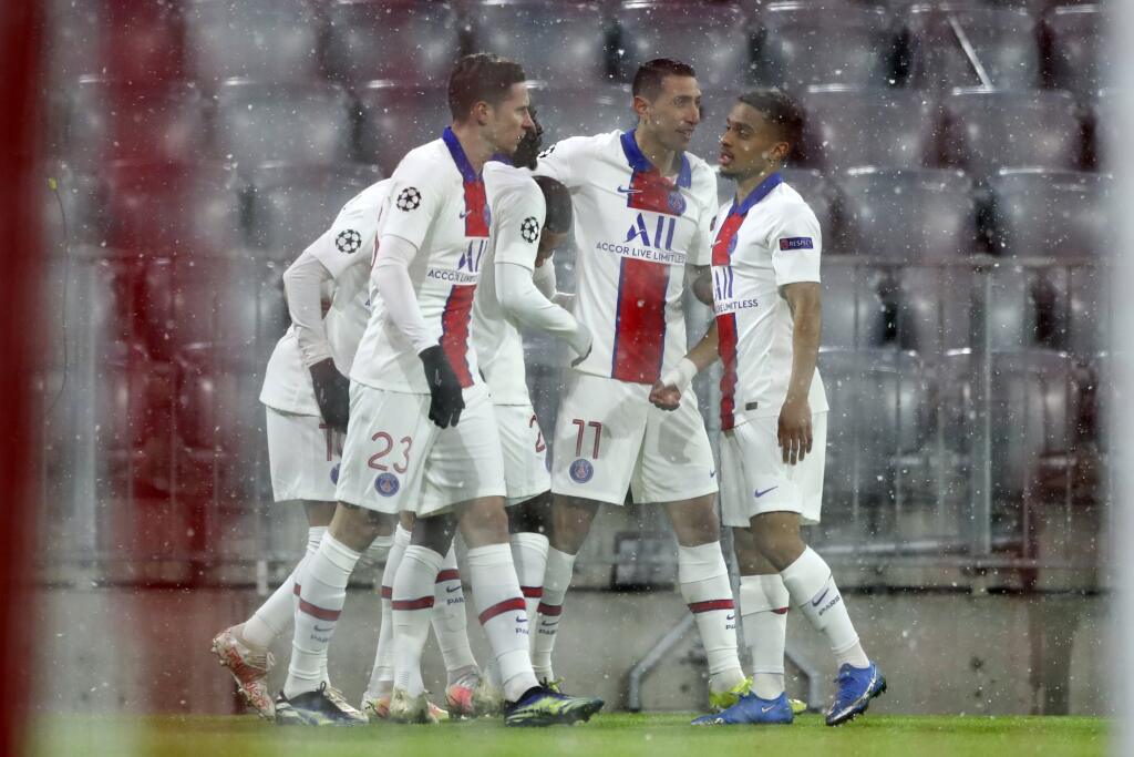 KK41 Atény - Futbalisti Paríža Saint Germain sa tešia z gólu v prvom zápase štvrťfinále Ligy majstrov Bayern Mníchov - Paríž St. Germain 7. apríla 2021 v Aténach. FOTO TASR/AP
PSG's players celebrate the opening goal of their team during the Champions League quarterfinal soccer match between Bayern Munich and Paris Saint Germain in Munich, Germany, Wednesday, April 7, 2021. (AP Photo/Matthias Schrader)