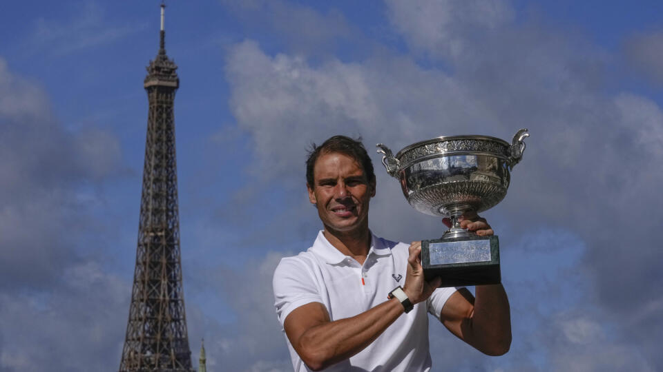 JB 46 Paríž - Španielsky tenista Rafael Nadal pózuje s trofejou počas fotografovania v Paríži 6. júna 2022 po jeho nedeľňajšej výhre nad Nórom Casperom Ruudom vo finále mužskej dvojhry na grandslamovom turnaji Roland Garros. FOTO TASR/AP

Spain's Rafael Nadal poses with his trophy at Alexander III bridge in Paris, Monday, June 6, 2022, after he won Sunday's men's final match at the French Open tennis tournament in Roland Garros stadium. (AP Photo/Michel Euler)