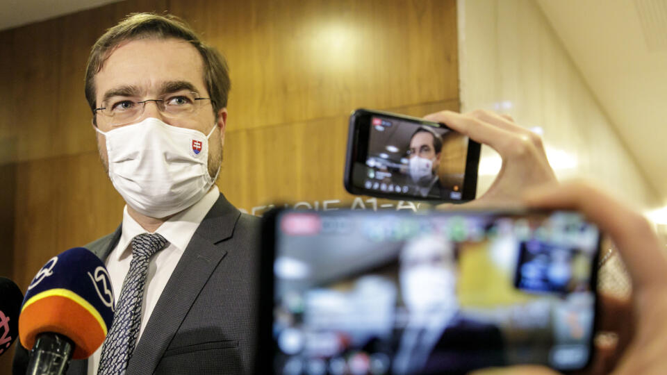 Na snímke minister zdravotníctva SR Marek Krajčí odpovedá na otázky novinárov pred príchodom na zasadnutie Ústredného krízového štábu (ÚKŠ) 8. decembra 2020 v Bratislave. FOTO TASR - Dano Veselský