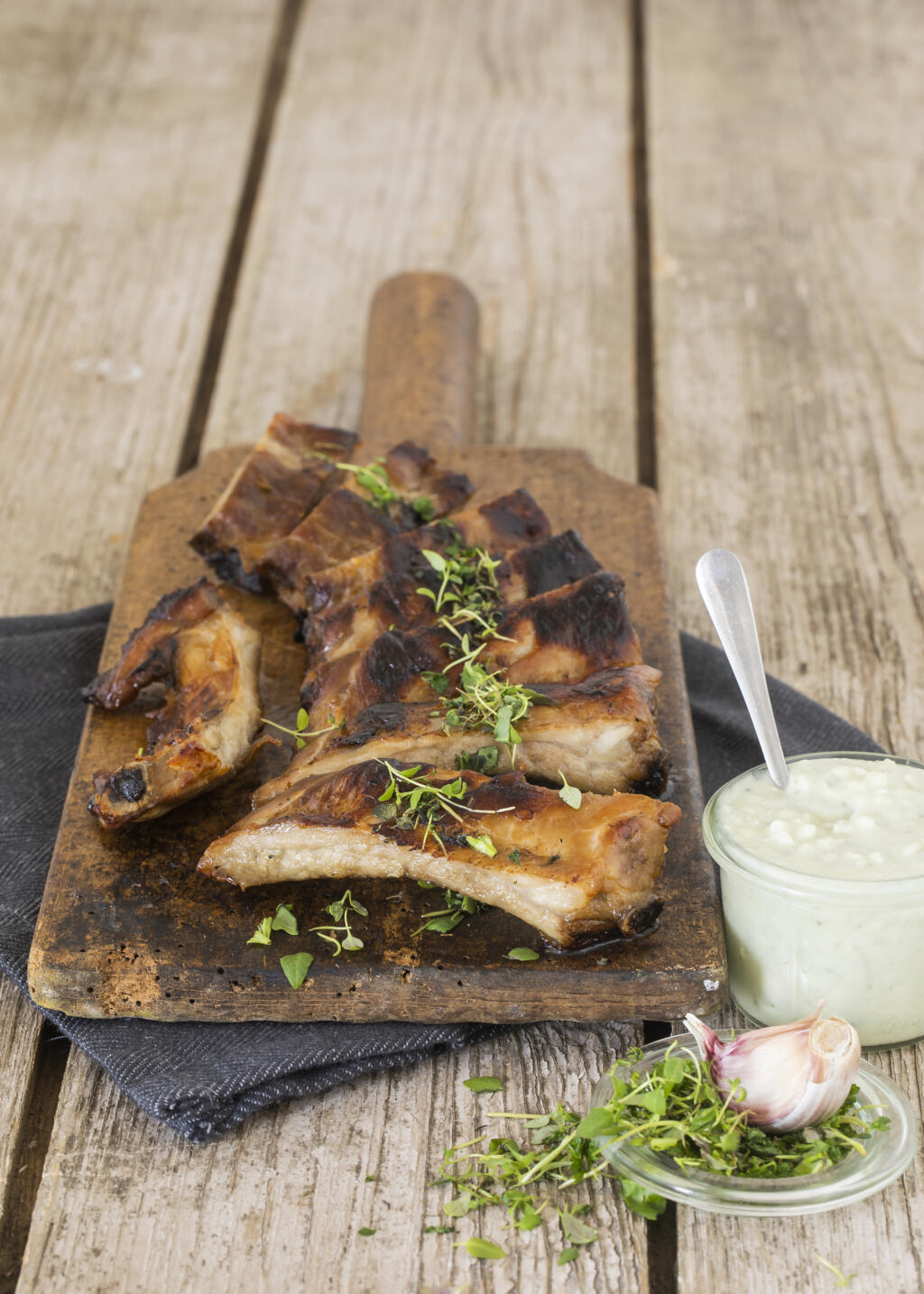 rebierka s rokfortovým dresingom
recept:
4 PORCIE, PRÍPRAVA 20 MINÚT,
MARINOVANIE 4 HODINY,
GRILOVANIE 35 MINÚT
• 1,5kg bravčových rebierok
NA MARINÁDU:
• 50ml jablkového octu • 50ml
olivového oleja • 50ml worcesterskej
omáčky
• 3 lyžice čili omáčky • 1 lyžica cukru
NA DRESING:
• 50g rokfortu • 50ml majonézy
• 100ml kyslej smotany • 1 strúčik
cesnaku • pol lyžičky worcesterskej
omáčky • soľ, mleté čierne korenie
1. Z jablkového octu, olivového oleja,
worcesterskej omáčky, čili omáčky a cukru
ur