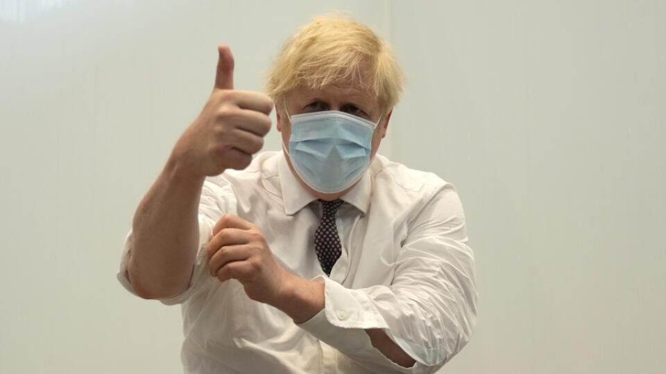 Britský premiér Boris Johnson reaguje po tom, ako dostal druhú dávku vakcíny proti ochoreniu COVID-19 od spoločnosti AstraZeneca.