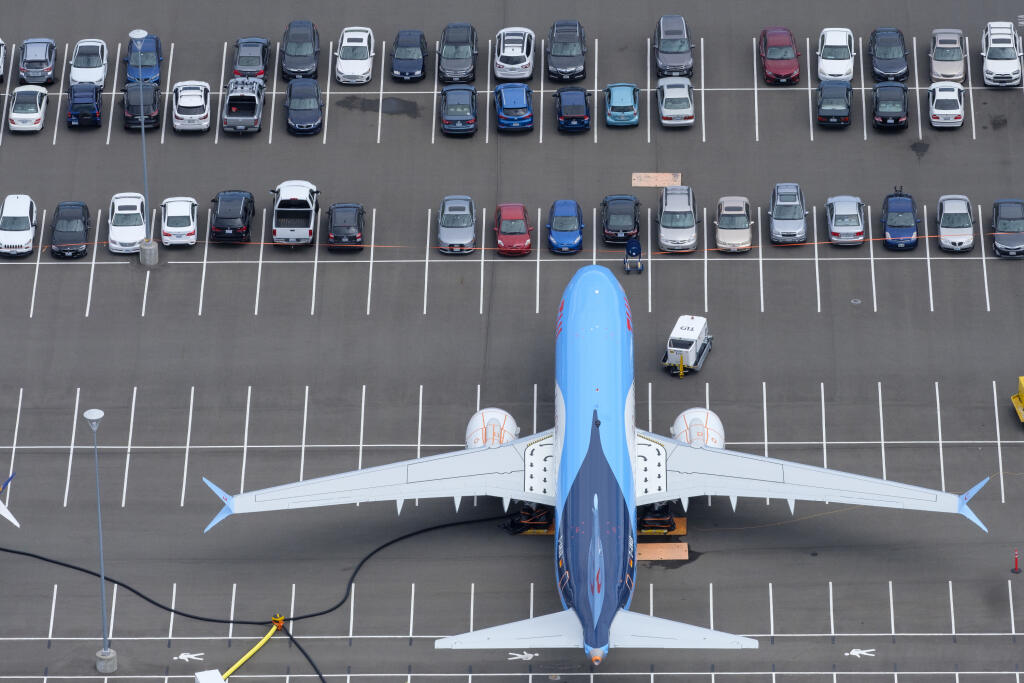 Uzemnené lietadlá 737 MAX na parkovisku pre zamestnancov Boeingu