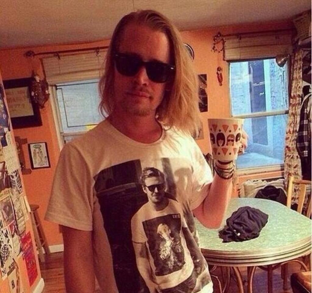 Macaulay Culkin nosí na hrudi hereckého kolegu Ryana Goslinga.