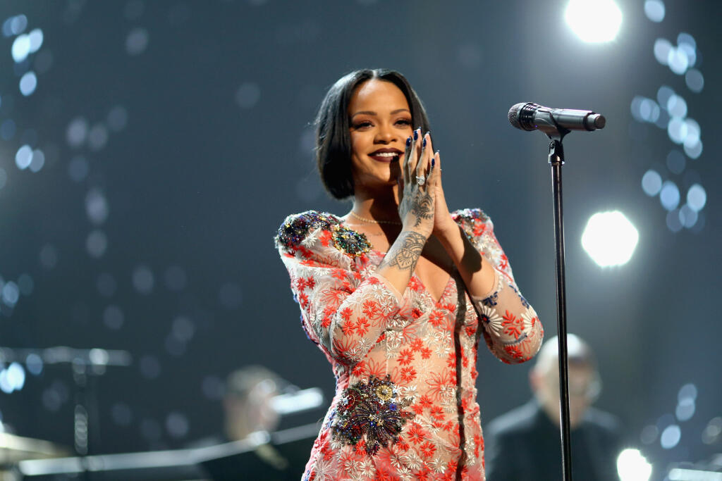 Rihanna (32)
Detstvo barbadoskej speváčky poznačila otcova drogová závislosť. V puberte bola armádnou kadetkou a aj keď plánovala zmaturovať, v 16-tich podpísala zmluvu s hudobným vydavateľstvom a vykročila na svetové pódiá. Dnes okrem hudobnej kariéry vlastní aj luxusnú módnu a kozmetickú značku.