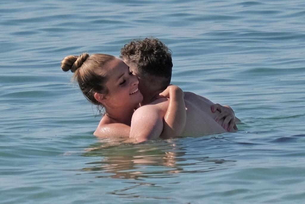 Najprv si užívali na jachte a potom skočili do mora, kde si vychutnávali intímne chvíľky. Určite ale nerátali s tým, že ich pristihnú paparazzi.