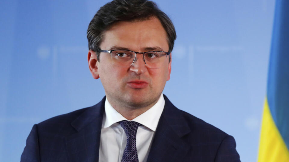 WA 35 Berlín - Ukrajinský minister zahraničných vecí Dmytro Kuleba počas spoločnej tlačovej konferencie s jeho nemeckým rezortným kolegom Heikom Maasom (nie je na snímke) na pôde rezortu diplomacie v Berlíne v utorok 2. júna 2020. FOTO TASR/AP
Ukrainian Foreign Minister Dmytro Kuleba attends a news conference with his German counterpart Heiko Maas after a news conference in Berlin, Germany, Tuesday, June 2, 2020. (Fabrizio Bensch/Pool via AP)