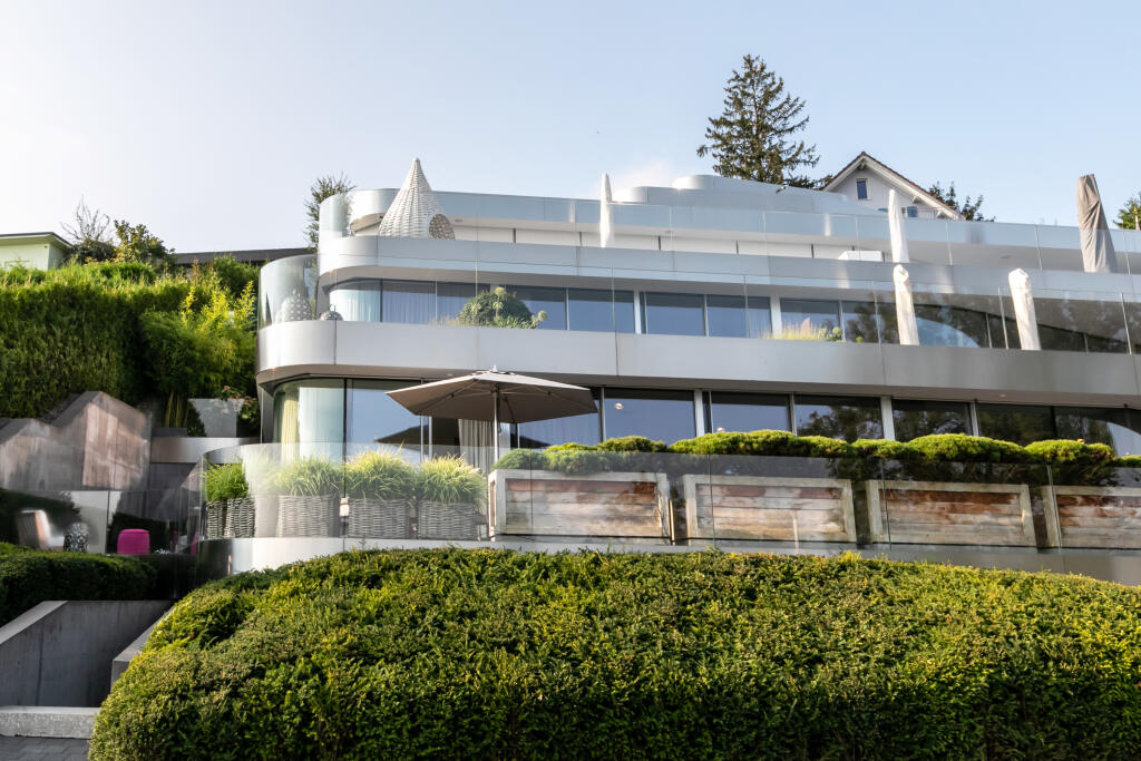 Takto vyzerá vila vo Wollerau z bezprostrednej blízkosti. Palác Federerovcov sme navštívili osobne. Odhadovaná cena komplexu je 7,5 milióna eur.