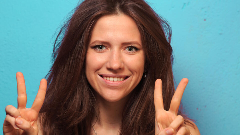 žena - úsmev - gesto Victory