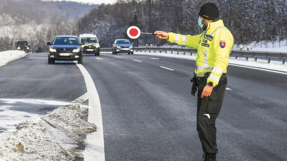 Policajti kontrolujú dodržiavanie protipandemických opatrení na Zelenom dvore v Košiciach