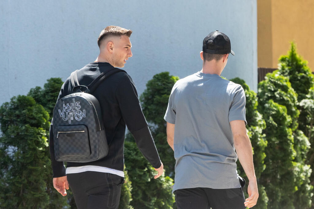 Talentovaný útočník Róbert Boženík prišiel so štýlovým ruksakom Louis Vuitton. Ak by ste chceli podobný kúsok, pripravte si minimálne 2 500 eur.