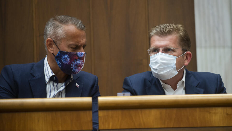 Na snímke poslanci NR SR zľava Richard Raši a Peter Žiga (obidvaja Smer-SD) počas rokovania 8. schôdze Národnej rady SR 4. júna 2020 v Bratislave. FOTO TASR - Jakub Kotian