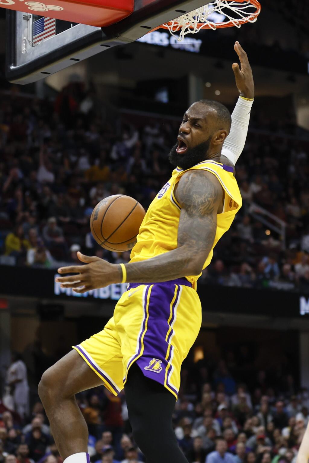 JB 3 Cleveland - Hráč Los Angeles Lakers LeBron James smečuje na kôš proti Clevelandu Cavaliers v basketbalovom zápase zámorskej NBA v Clevelande 21. marca 2022. FOTO TASR/AP
Los Angeles Lakers' LeBron James dunks against the Cleveland Cavaliers during the second half of an NBA basketball game, Monday, March 21, 2022, in Cleveland. (AP Photo/Ron Schwane)