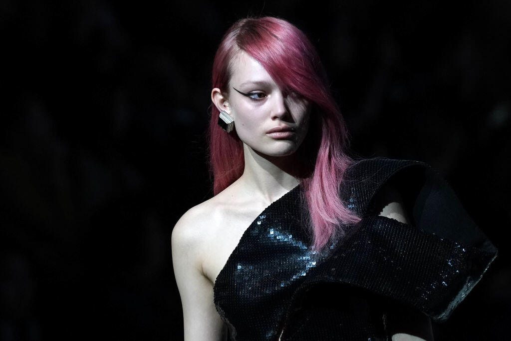 Parížsky Fashion Week tiež predviedol ružovú na vlasoch. Prehliadka Saint Laurent jeseň/zima 2019/2020.