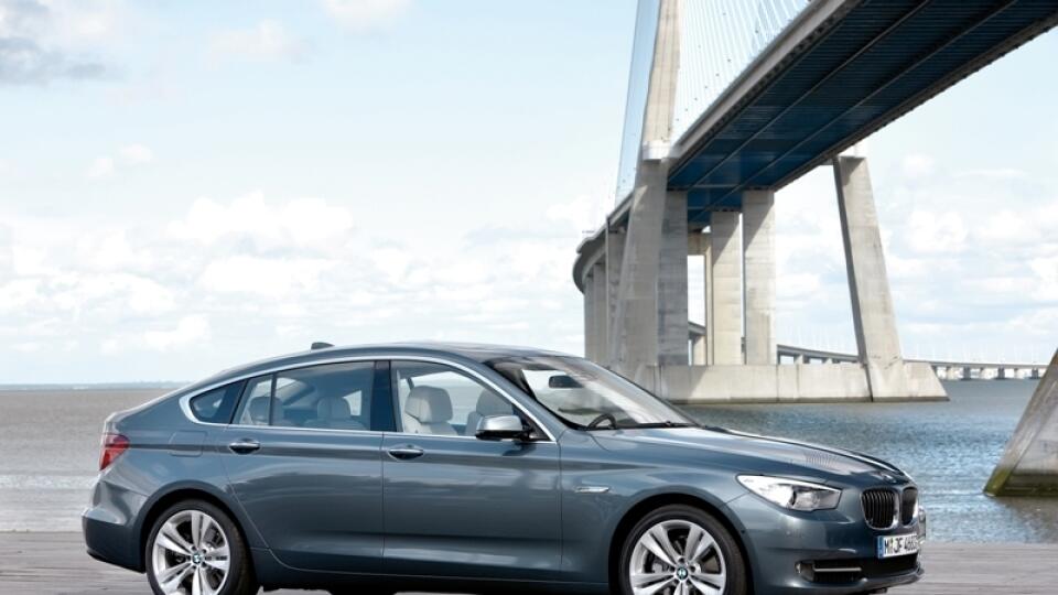 BMW 5 GT: Dostalo sa
niekde medzi karosérie
typu limuzína, sedan
vyššej strednej triedy,
kombi a SUV.
