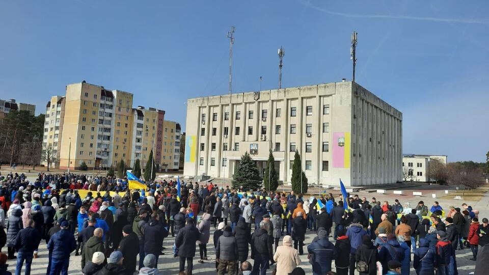 Obyvatelia mesta Slavutyč blízko bývalej jadrovej elektrárne Černobyľ na Ukrajine protestovali v sobotu 26.3.2022 proti ruskej okupácii.