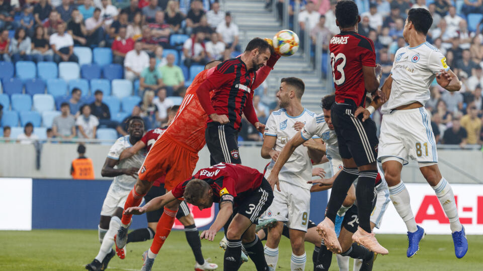 Na snímke Dobrivoj Rusov vyráža loptu pred bránou počas zápasu 8. kola Fortuna Ligy medzi ŠK Slovan Bratislava a FC Spartak Trnava.