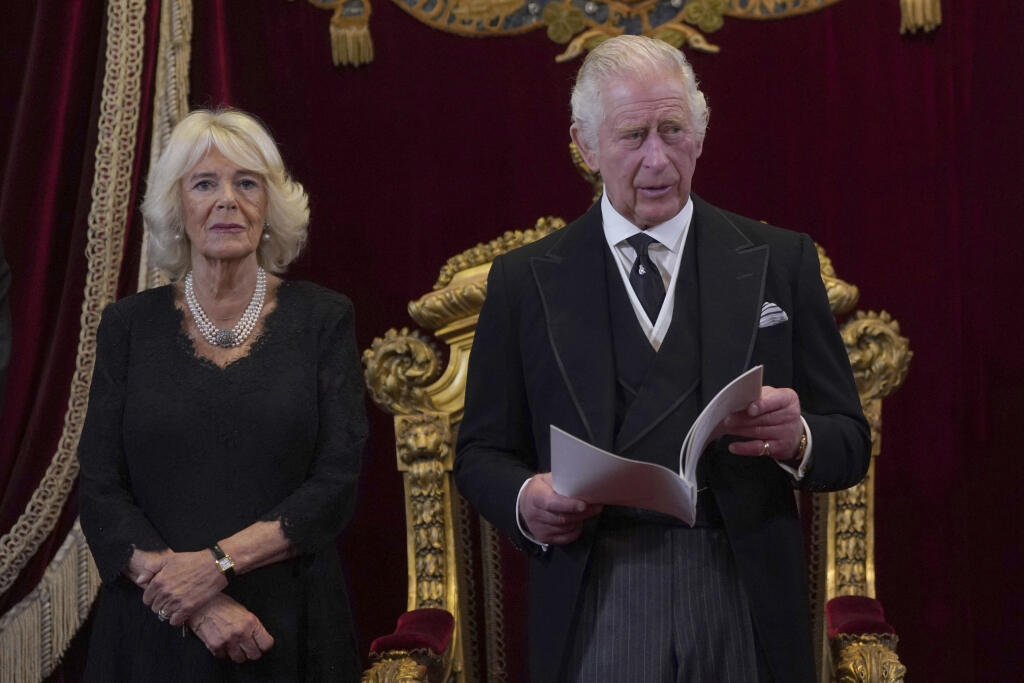 Na snímke sprava britský kráľ Karol III. a britská kráľovná manželka Kamila počas zasadnutia rady pre nástupníctvo trónu v Paláci svätého Jakuba v Londýne 10. septembra 2022. Karol III. sa v sobotu predpoludním počas zasadnutia rady pre nástupníctvo trónu v Paláci svätého Jakuba stal novým britským kráľom.