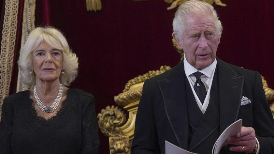 Na snímke sprava britský kráľ Karol III. a britská kráľovná manželka Kamila počas zasadnutia rady pre nástupníctvo trónu v Paláci svätého Jakuba v Londýne 10. septembra 2022. Karol III. sa v sobotu predpoludním počas zasadnutia rady pre nástupníctvo trónu v Paláci svätého Jakuba stal novým britským kráľom.