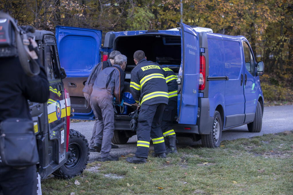 Na snímke hasiči a policajti vynášajú telo tragicky zosnulého hokejistu Dušana Pašek.