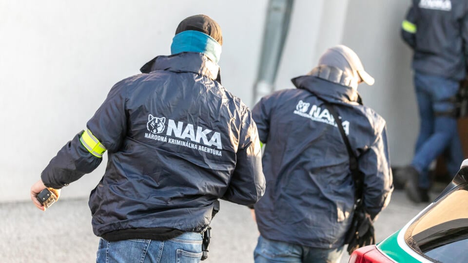 Na snímke je príchod polície a predvedenie Norberta Bödöra v kauze Valčeky na Špecializovanom trestnom súde v Pezinku.