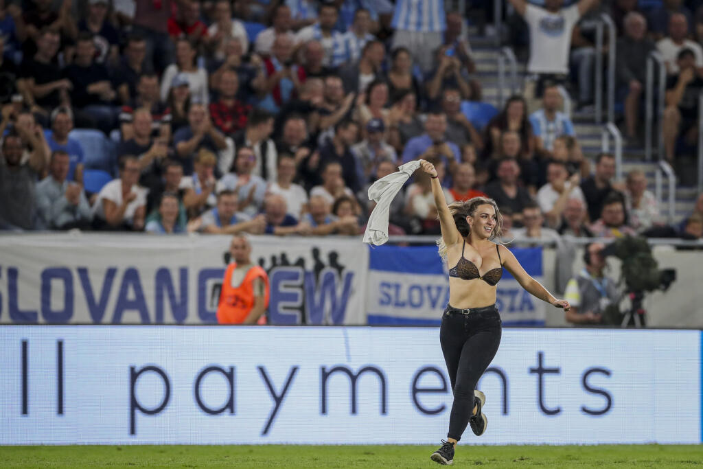 Aj na Slovensku sme zažili narušiteľku na zápase. Fanúšička Slovana Bratislava vbehla na trávnik počas zápasu Európskej ligy medzi Slovanom Bratislava a gréckym klubom PAOK-om.