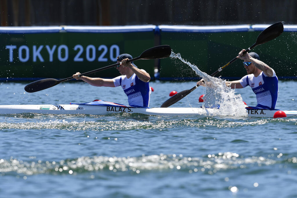 Na snímke slovenský dvojkajak v zložení Samuel Baláž, Adam Botek postúpil na OH 2020 v Tokiu do štvrťfinále K2 na 1000 m. V úvodnej rozjazde finišoval tretí počas XXXII. letných olympijských hier 2020 v Tokiu 4. augusta 2021. FOTO TASR - Michal Svítok