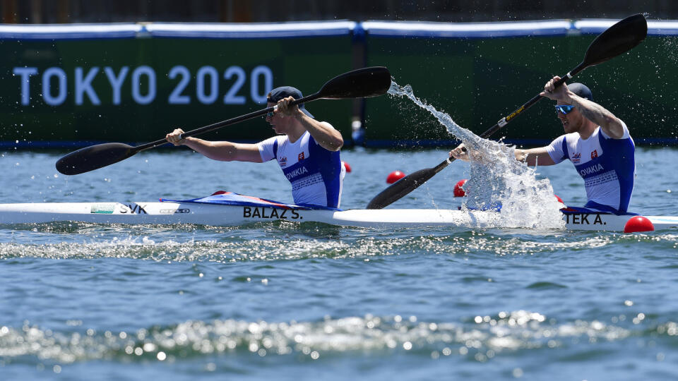 Na snímke slovenský dvojkajak v zložení Samuel Baláž, Adam Botek postúpil na OH 2020 v Tokiu do štvrťfinále K2 na 1000 m. V úvodnej rozjazde finišoval tretí počas XXXII. letných olympijských hier 2020 v Tokiu 4. augusta 2021. FOTO TASR - Michal Svítok