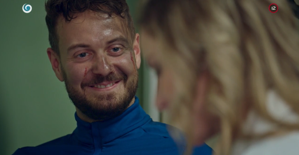 Adam Jančina si zahral zrazeného cyklistu v Nemocnici a do oka mu padla Rebeka (Nela Pocisková).