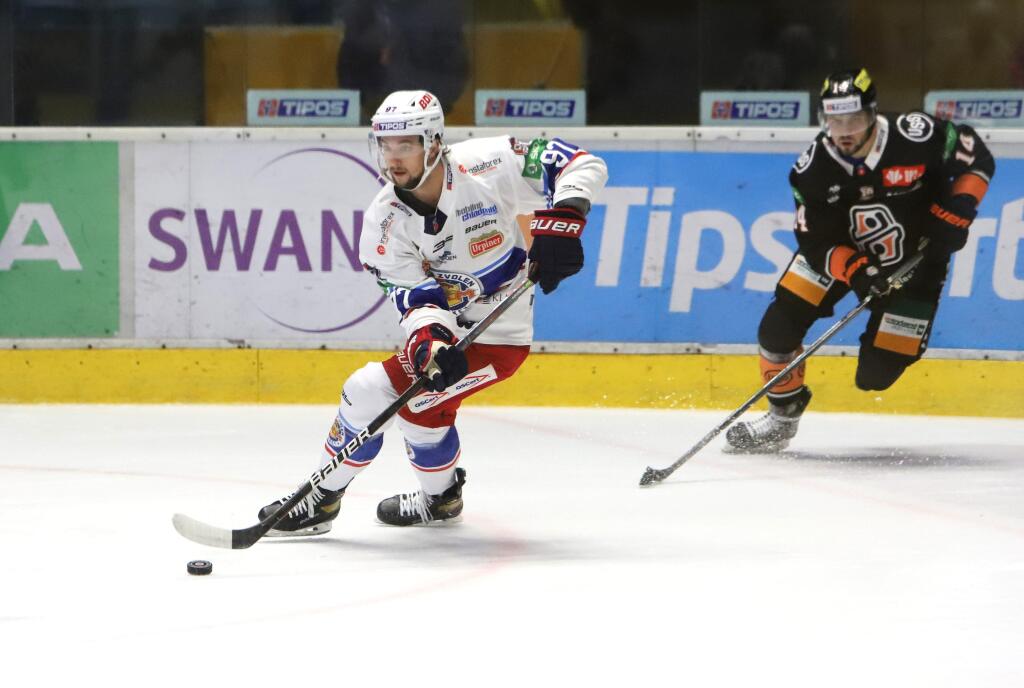 Na snímke Deven Sideroff (Zvolen) a Ladislav Romančík (Košice) počas 5. kola hokejovej Tipos extraligy HKM Zvolen - HC Košice 30. septembra 2022 vo Zvolene. FOTO TASR - Ján Krošlák