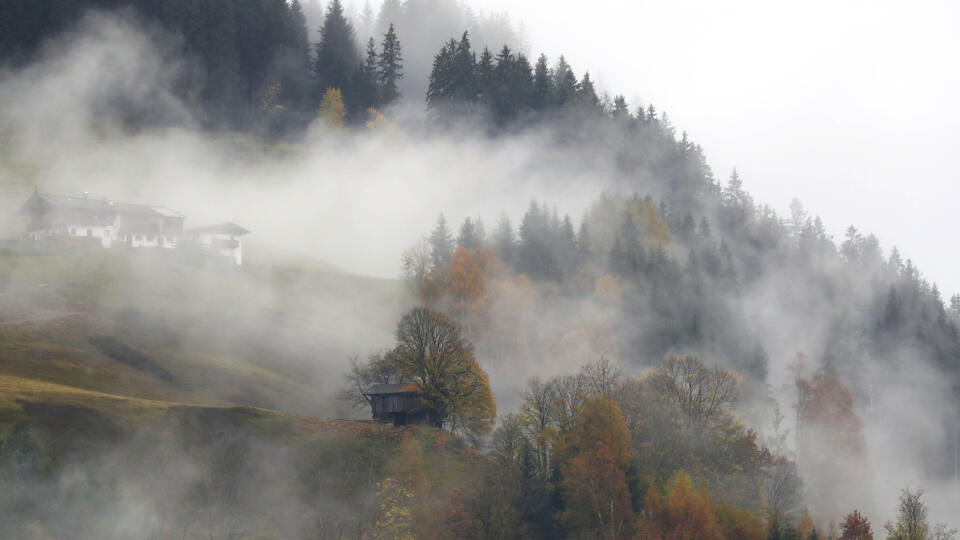 SY 19 Kitzbühel - Na snímke jesenná hmla visí nad horskou farmou v rakúskom Kitzbüheli 28. októbra 2019. FOTO TASR/AP 
Morning fog hangs over a farm near Kitzbuehl, Austria, Monday, Oct. 28, 2019.(AP Photo/Matthias Schrader)