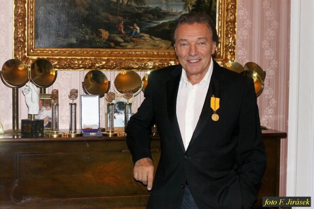 Fenomenálny Karel Gott bol podľa publikácie s názvom Gott – Československý príbeh, prísnym strážcom informácii o svojom živote. Neraz si ho vraj prikrášľoval nepravdivými, či skreslenými skutočnosťami.