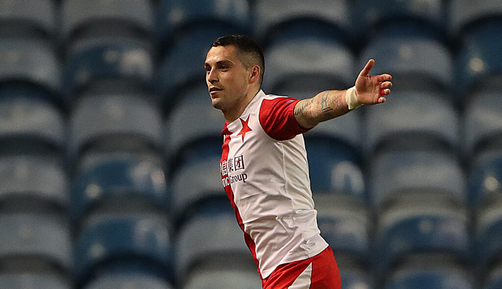 Stanciu si našiel prekvapujúco podporu anglických fanúšikov. Tí vybučali hráčov oboch aktérov, ktorí si pokľakli.