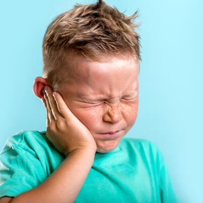 Trojročného syna bolieva ucho. Čo to môže byť, je to vážne?