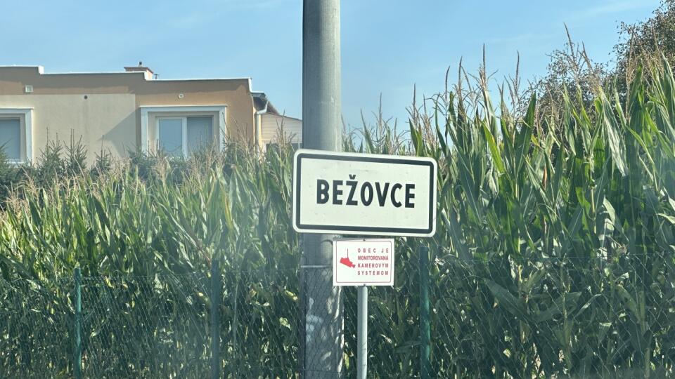 Opustené dieťa v krabici našli v obci Bežovce vedľa autobusovej zastávky.